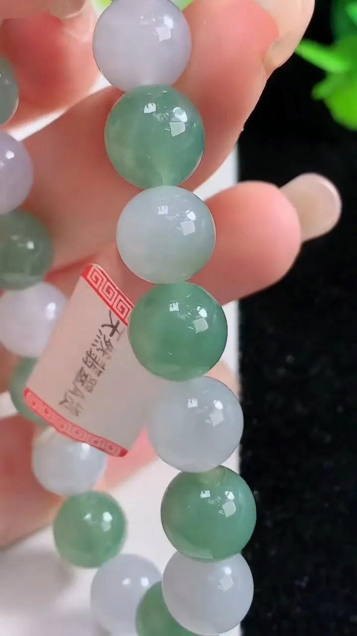 天然A货翡翠圆珠手串，尺寸9.6-20颗，重量:34.31g9月16日
工厂直销收藏佳品,种好水足，色泽均匀，有种有色，上手高大气！