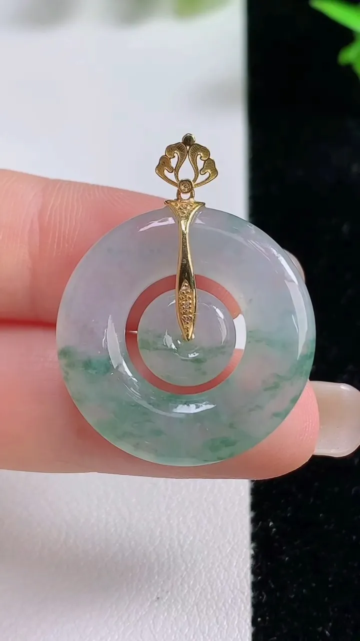 天然A货翡翠种飘花母子平安扣吊坠，尺寸25.6-4.2，重量:6.52g
9月16日