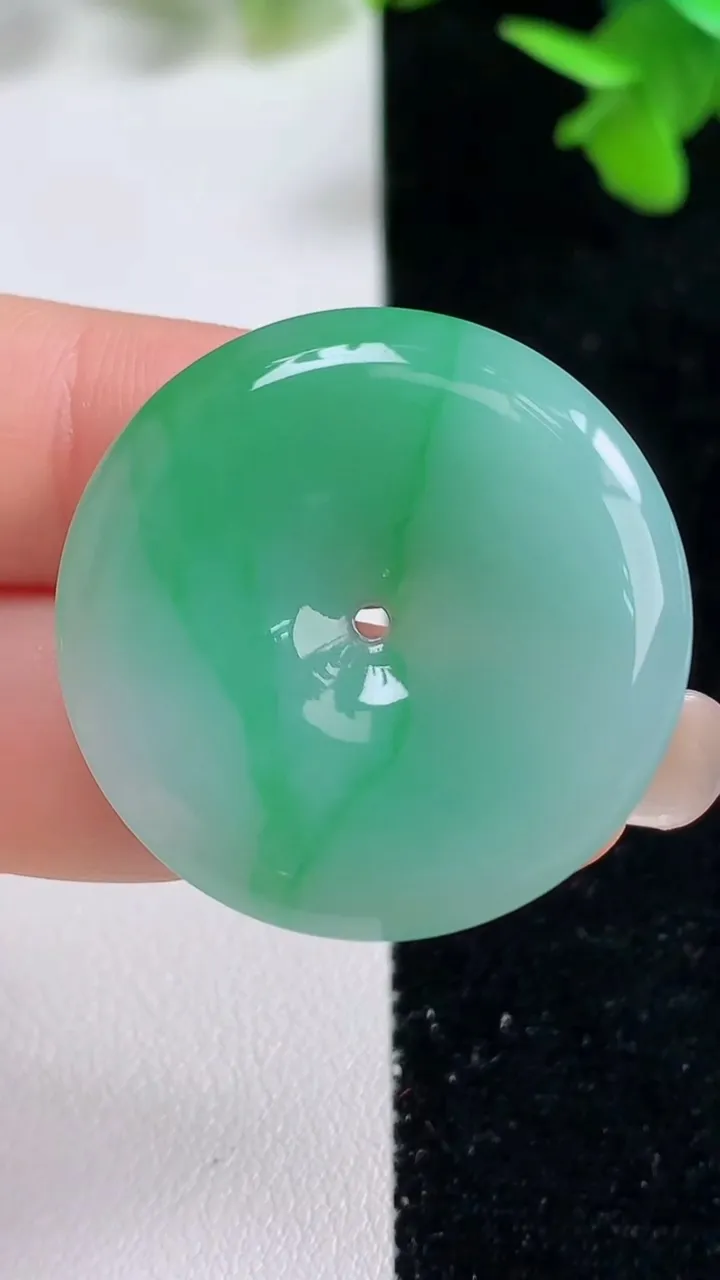 天然A货翡翠平安扣吊坠，尺寸31.4-5，重量:11.55g
9月16日