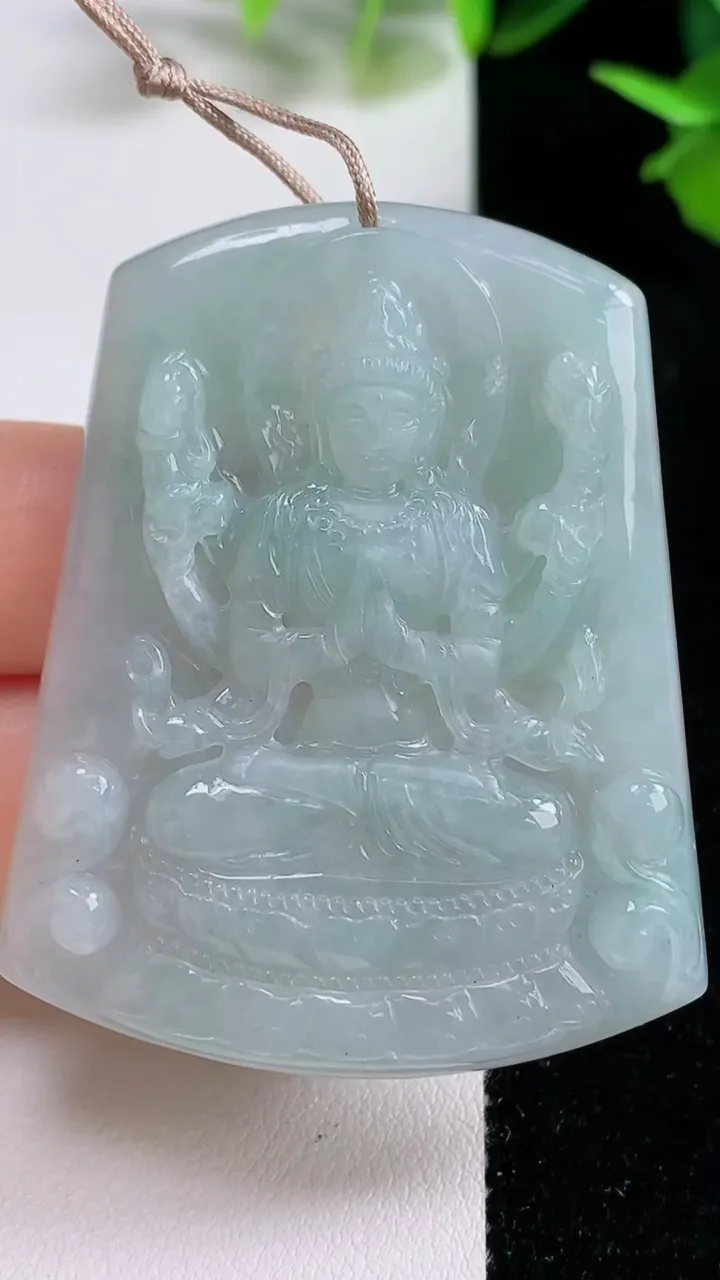 天然A货翡翠千手观音吊坠，尺寸52.2-41.4-5.7，重量:25.80g
9月16日