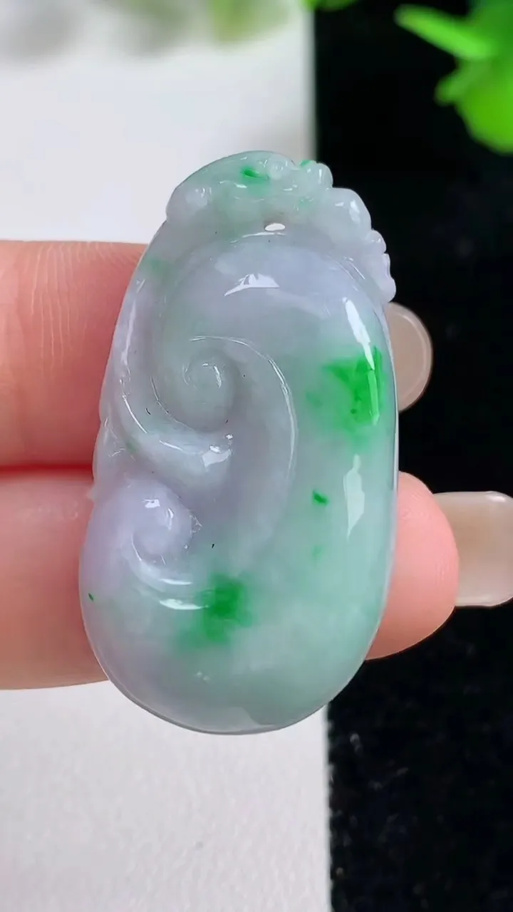 天然A货翡翠春带彩紫罗兰如意吊坠，尺寸37-19.7-6，重量:8.90g
9月16日