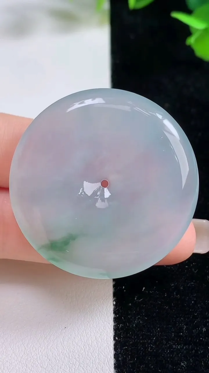 天然A货翡翠种飘花平安扣吊坠，尺寸40-5.8，重量:21.02g
9月16日