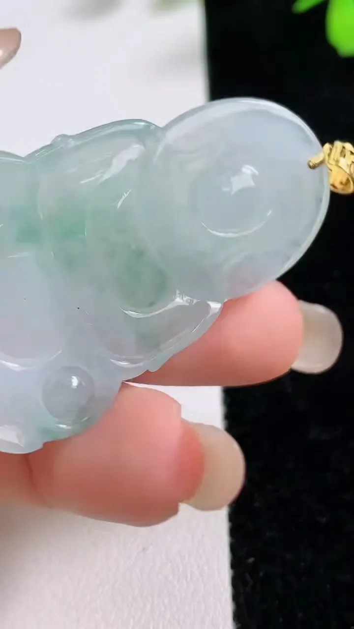 天然A货翡翠种飘花正装观音菩萨吊坠，尺寸47-29.5-5，重量:13.33g
9月17日