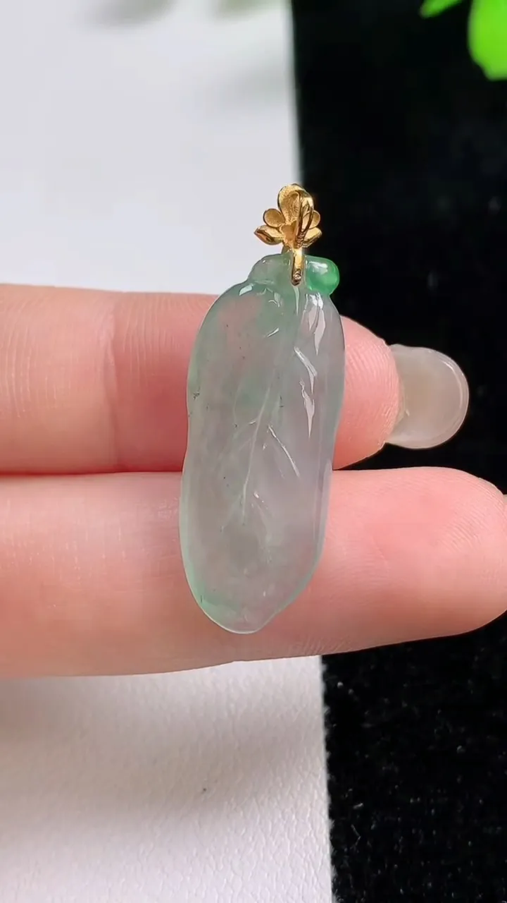 天然A货翡翠金枝玉叶 叶子吊坠，尺寸27.7-11.8-4，重量:2.80g
9月17日
