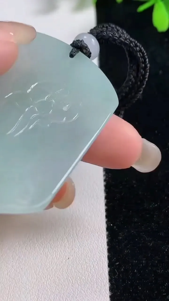 天然A货翡翠虚空藏菩萨吊坠，尺寸52.3-39.2-5，重量:29.67g
9月17日