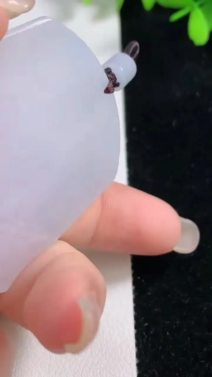 天然A货翡翠观音菩萨吊坠，尺寸52-44-5.8，重量:30.80g
9月17日