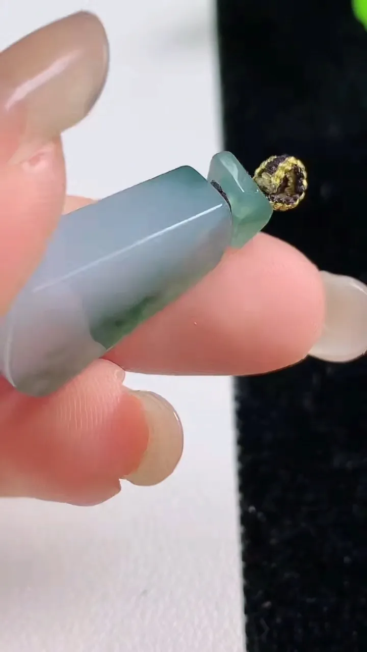 天然A货翡翠冰种飘花无事牌吊坠，尺寸23-17-5.4，重量:5.77g
9月17日