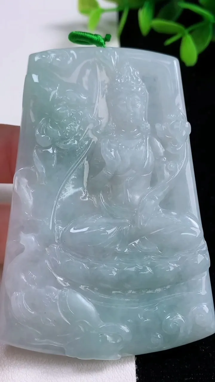 天然A货翡翠大势至观音菩萨吊坠，尺寸77-51.2-5.4，重量:50.24g
9月17日