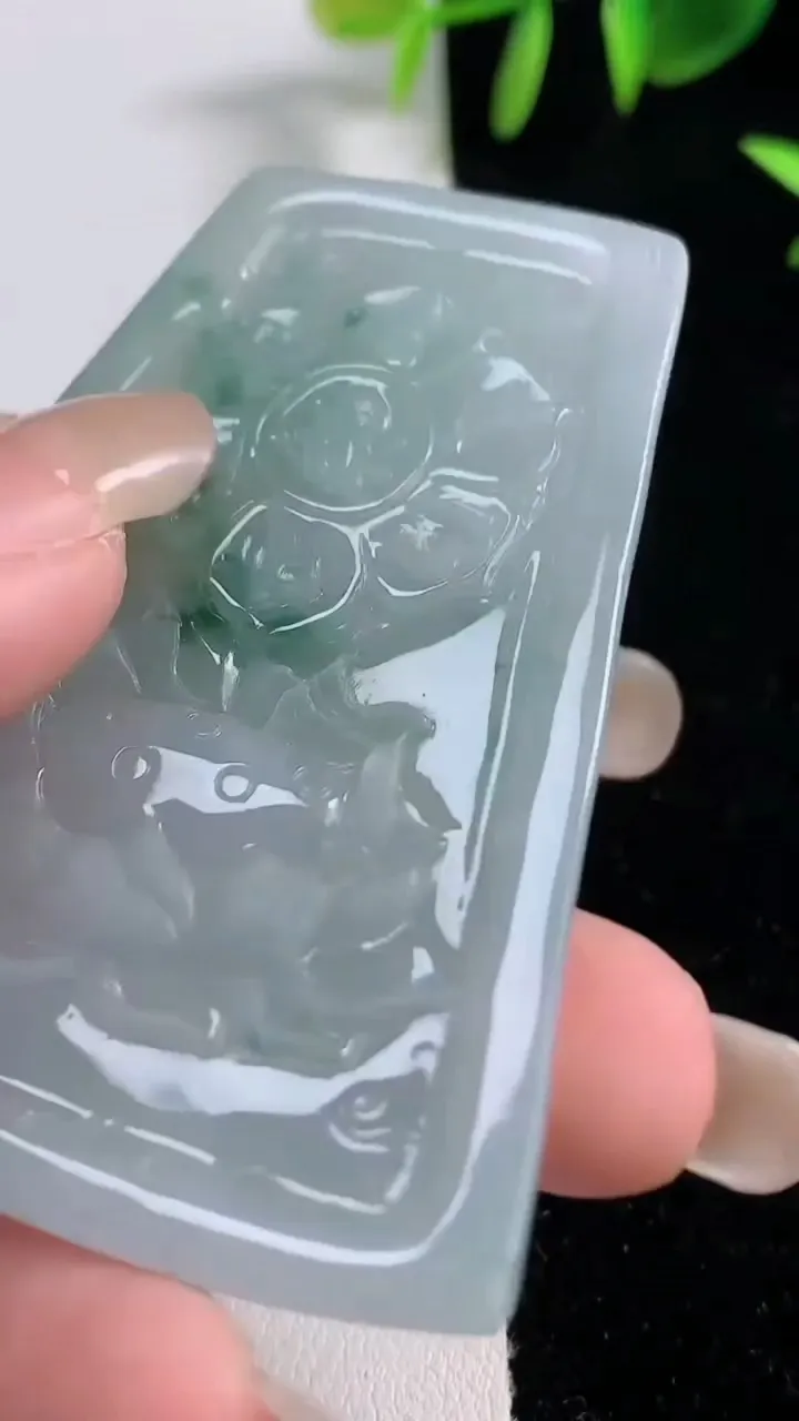 天然A货翡翠冰种飘花大势至观音菩萨吊坠，尺寸62.3-48.2-7.2，重量:40.00g
9月17日