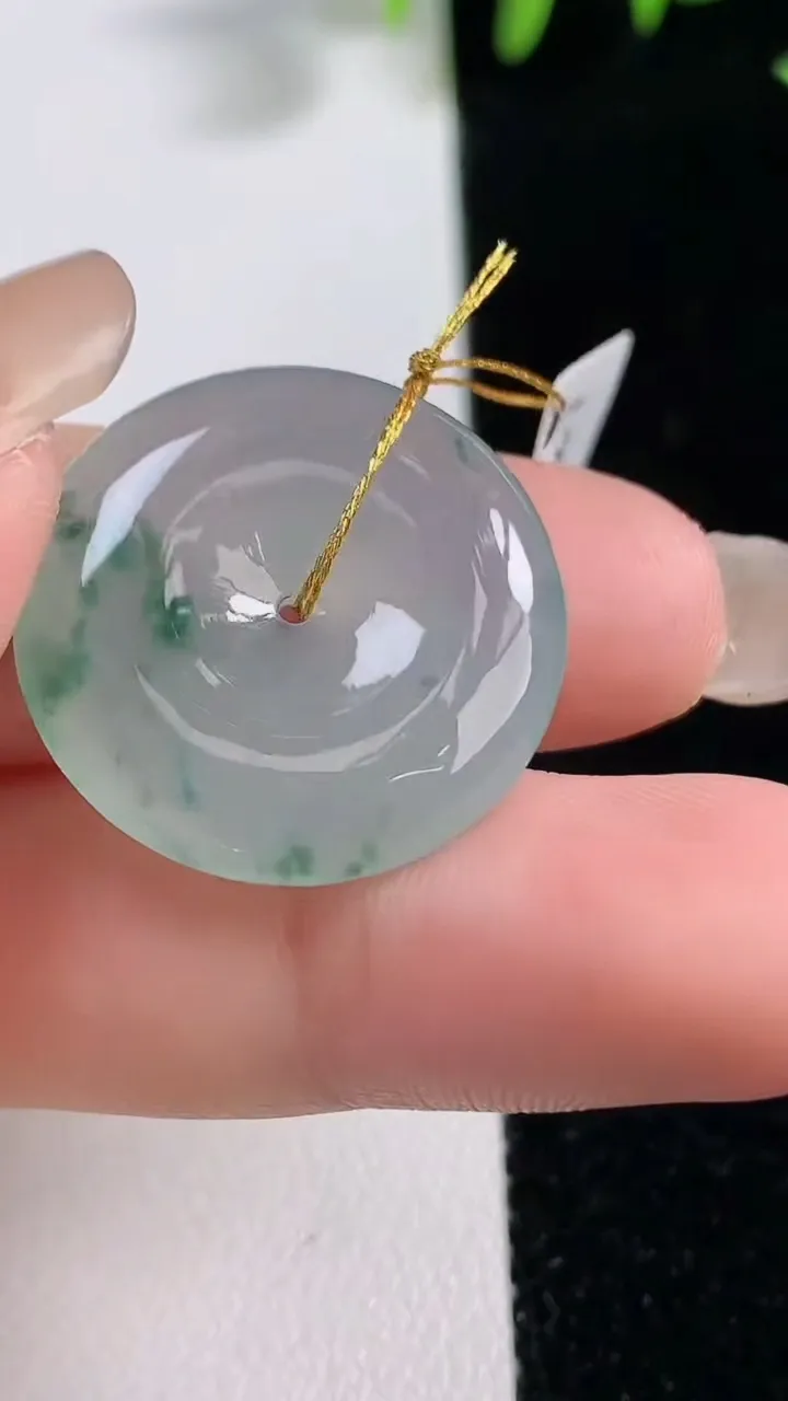 天然A货翡翠冰种飘花平安扣吊坠，尺寸23.7-4.8，重量:6.06g
9月17日