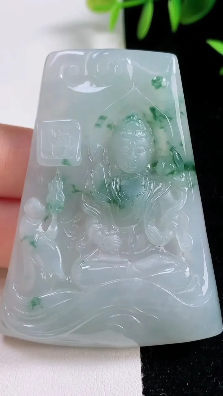 天然A货翡翠冰种飘花大势至观音菩萨吊坠，尺寸62.3-48.2-7.2，重量:40.00g
9月17