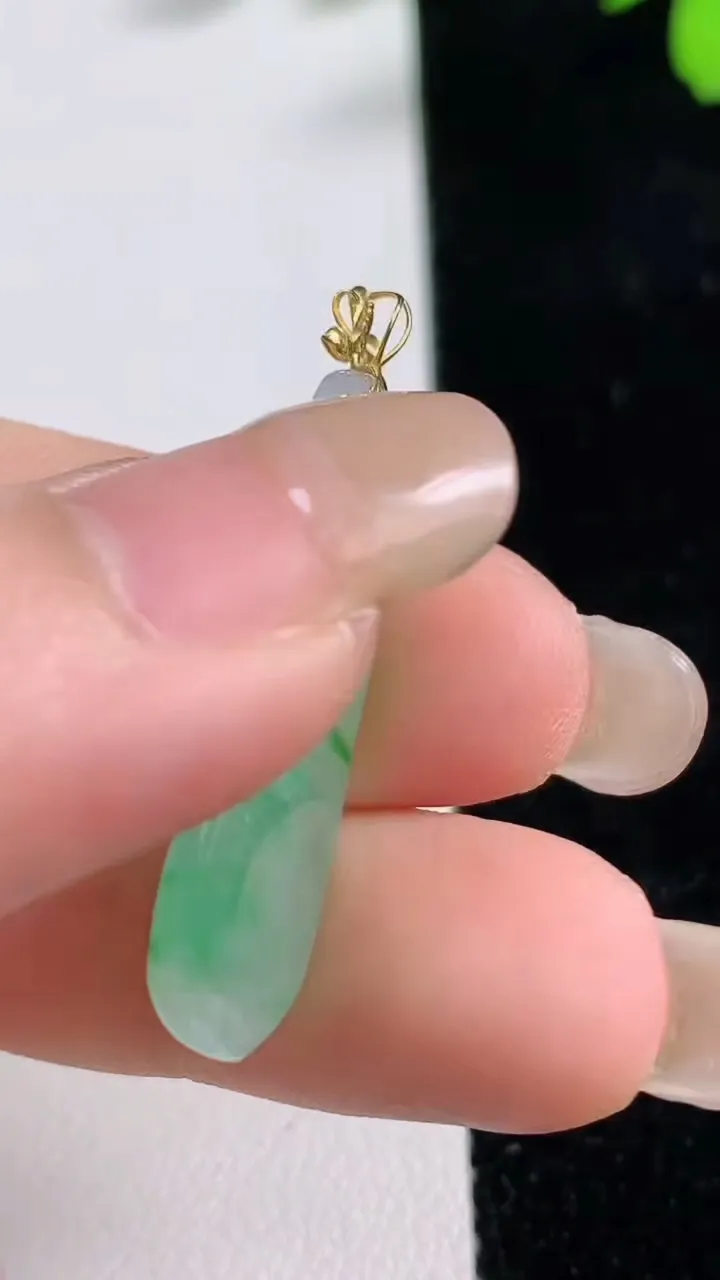 天然A货翡翠福瓜吊坠，尺寸30-12-5，重量:3.20g
9月17日