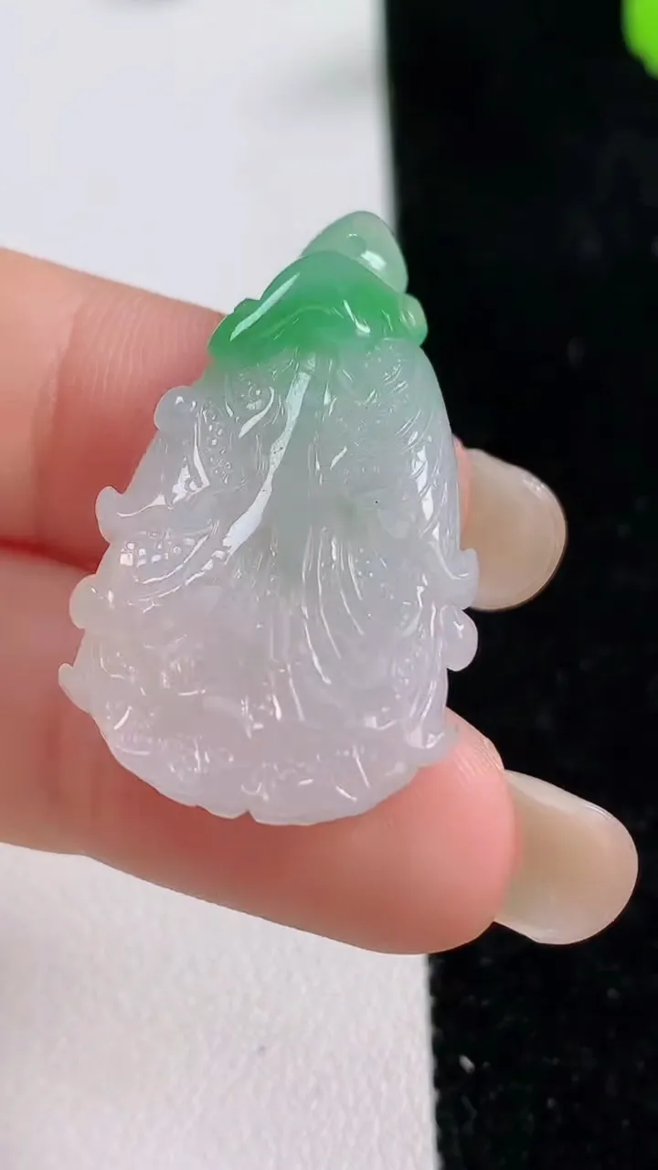 天然A货翡翠白菜吊坠，尺寸33.6-19.8-5.3，重量:6.53g
9月17日