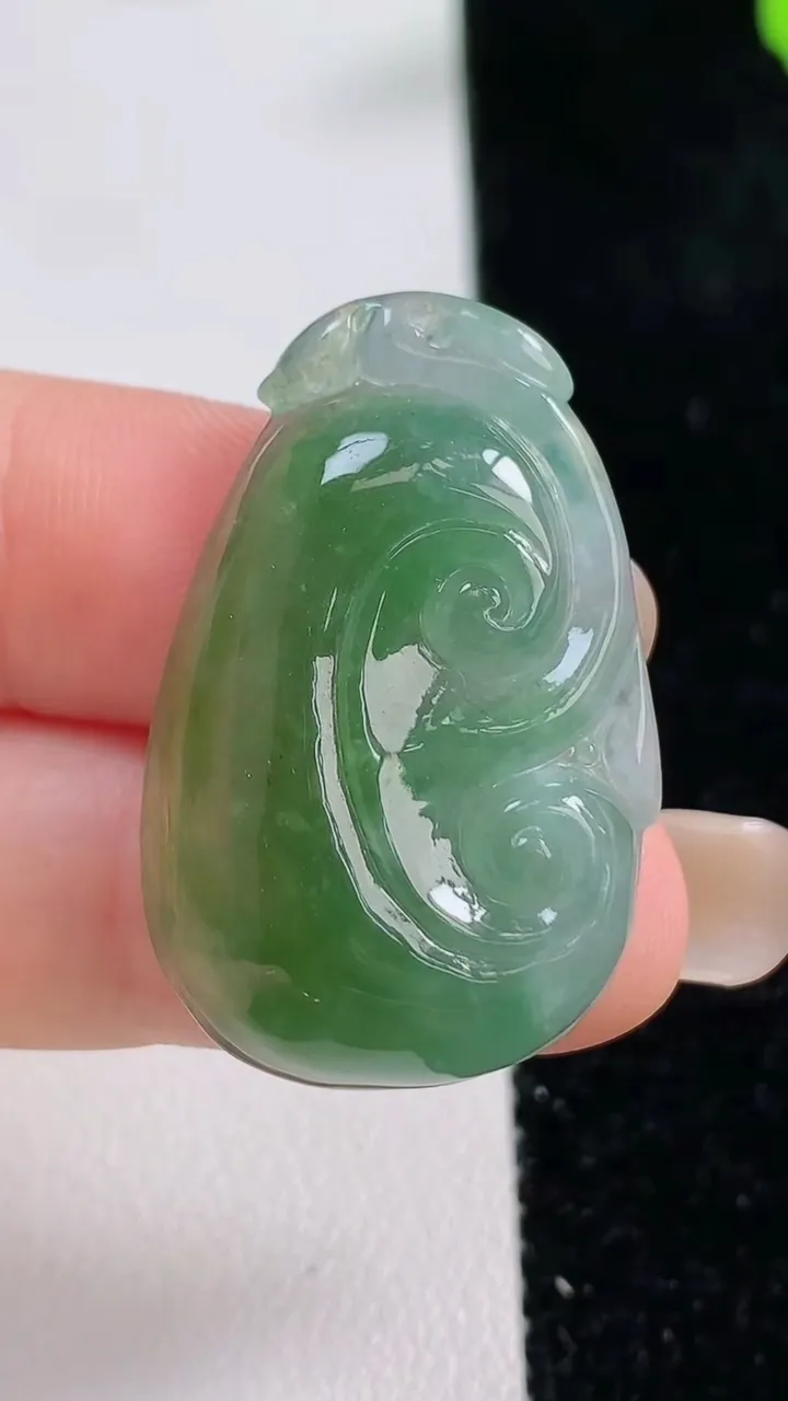 天然A货翡翠如意吊坠，尺寸33.2-21-5.7，重量:7.89g
9月17日