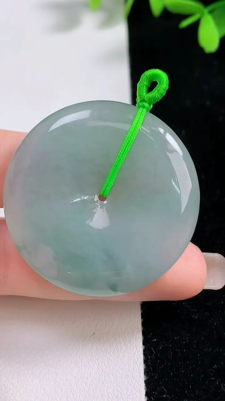 天然A货翡翠冰种飘花平安扣吊坠，尺寸39-5.8，重量:18.83g
9月17日