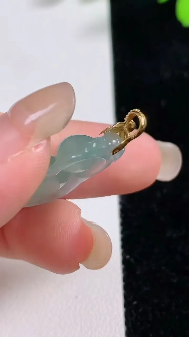 天然A货翡翠葫芦吊坠，尺寸25-15.8-6.4，重量:3.59g
9月17日