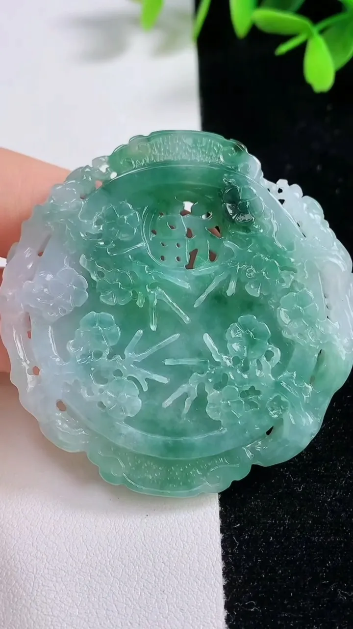 天然A货翡翠仿古山水牌吊坠，尺寸54.3-53.5-6，重量:32.52g
9月17日