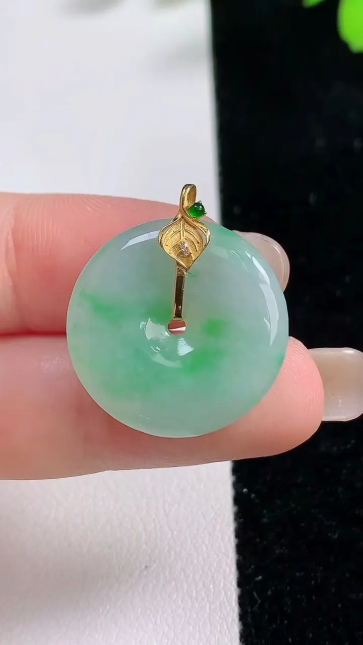 天然A货翡翠平安扣吊坠，尺寸21.6-3.8，重量:4.07g
9月17日