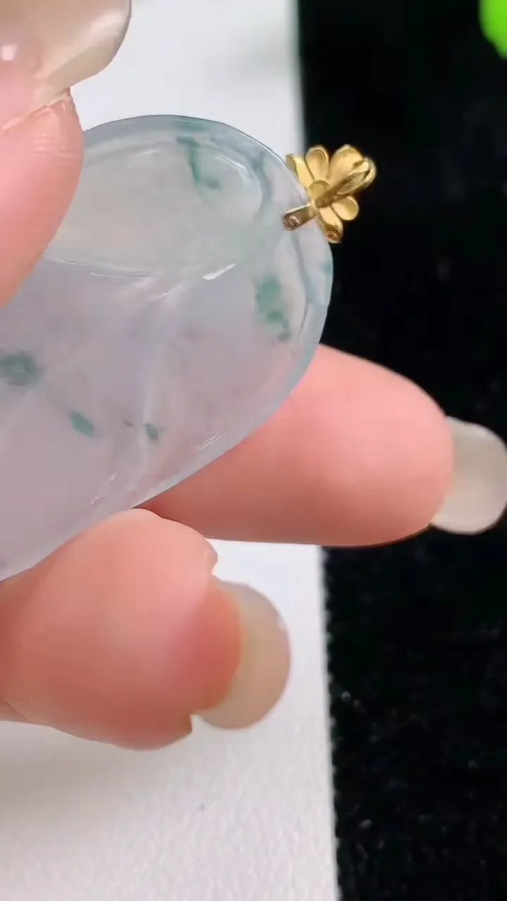 天然A货翡翠种飘花金枝玉叶 叶子吊坠，尺寸42.3-22.3-3.3，重量:6.63g
9月17日