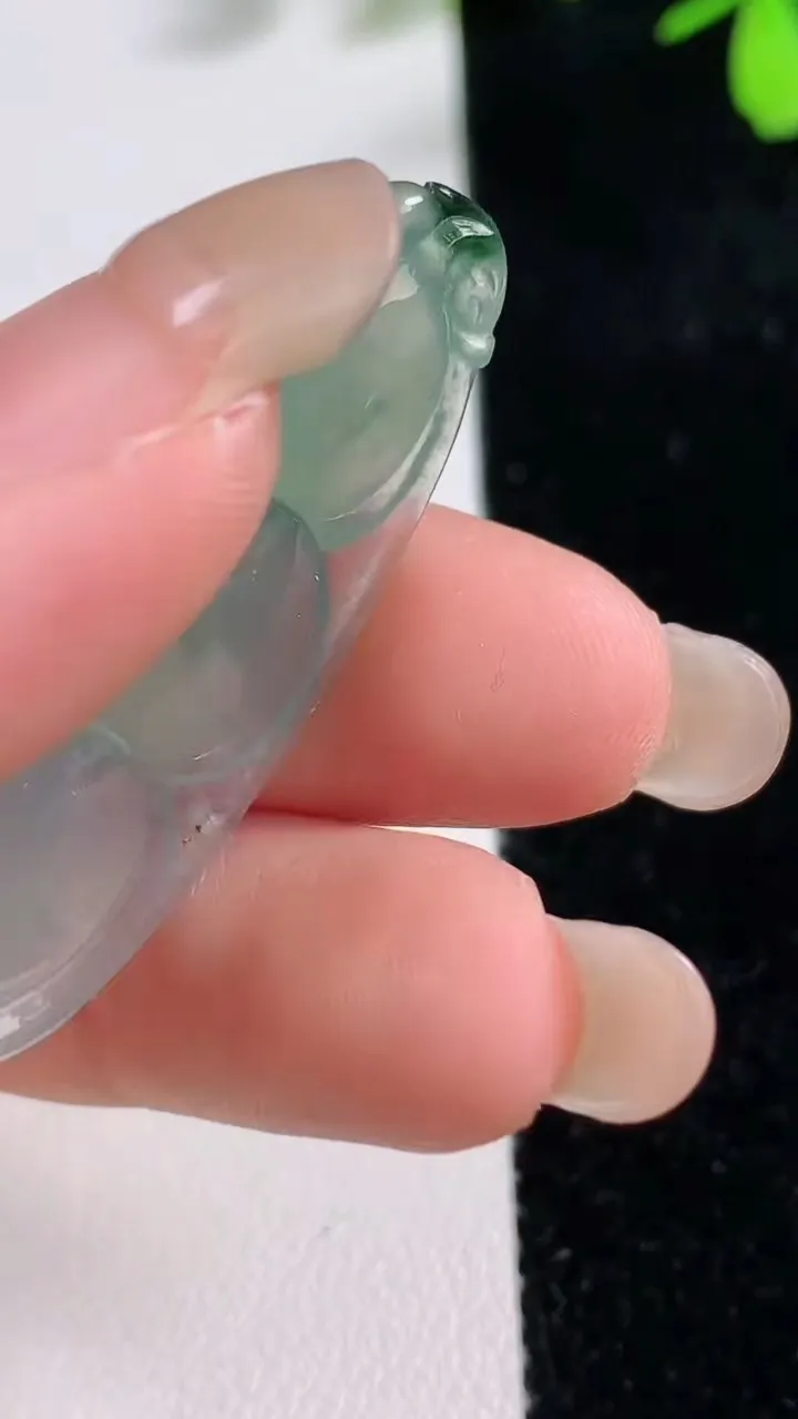 天然A货翡翠冰种飘花福豆吊坠，尺寸44.4-16-5，重量:6.00g
9月17日