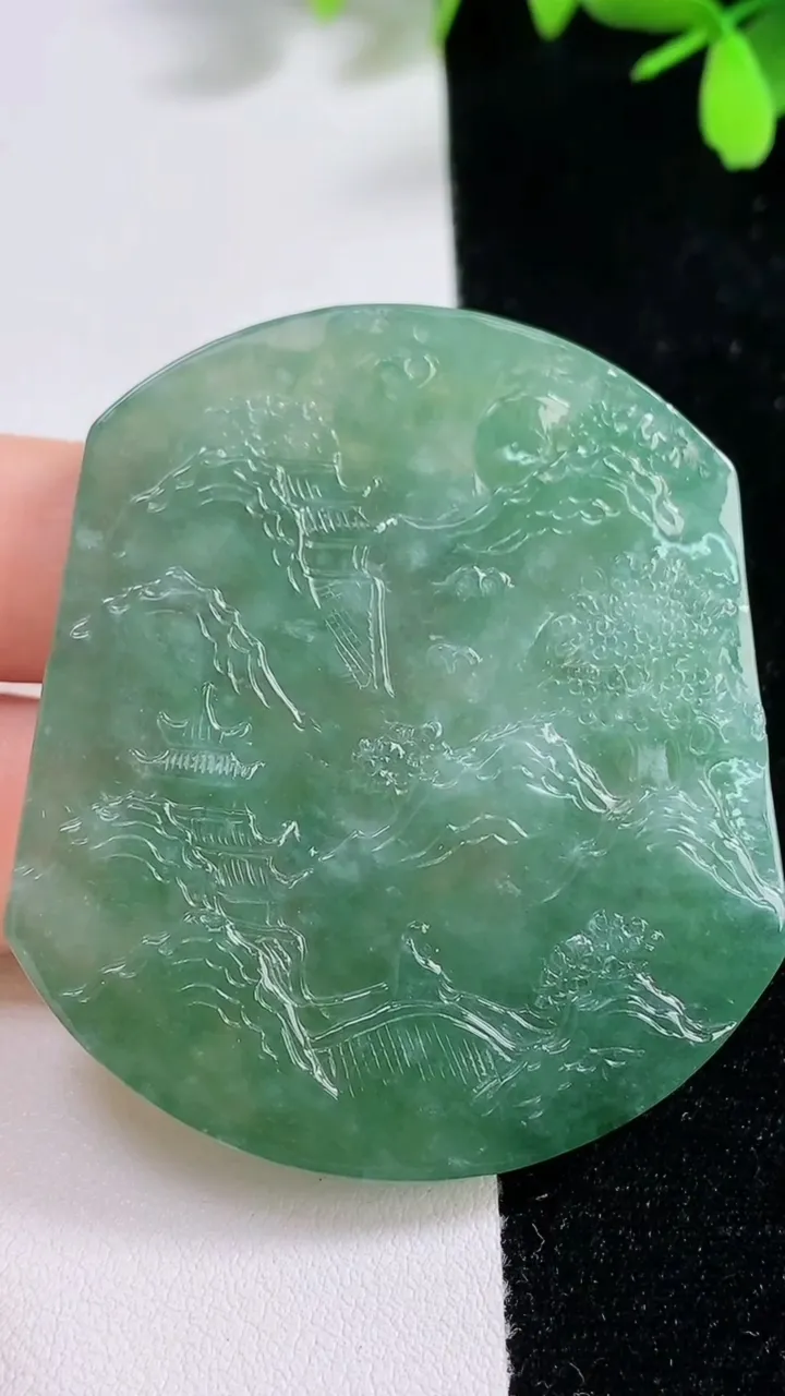 天然A货翡翠山水牌吊坠，尺寸53.8-47-4.4，重量:30.22g
9月17日