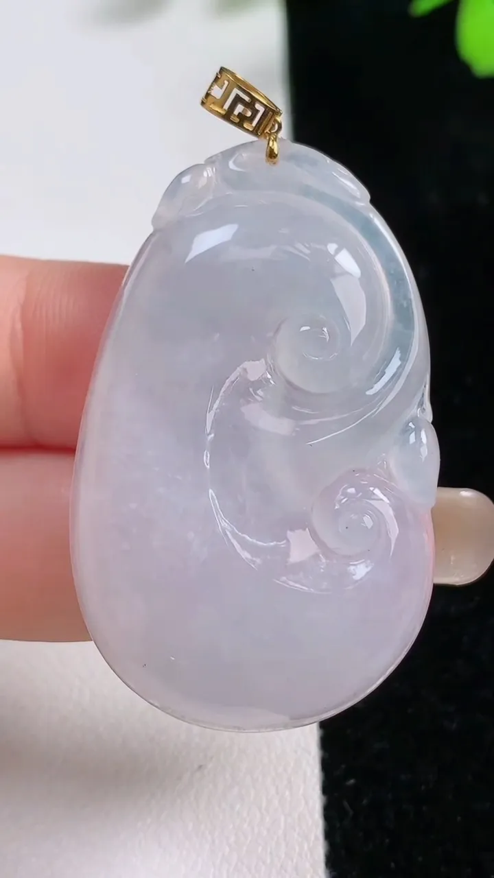 天然A货翡翠种白冰如意吊坠，尺寸44-27.3-5.5，重量:12.72g
9月17日