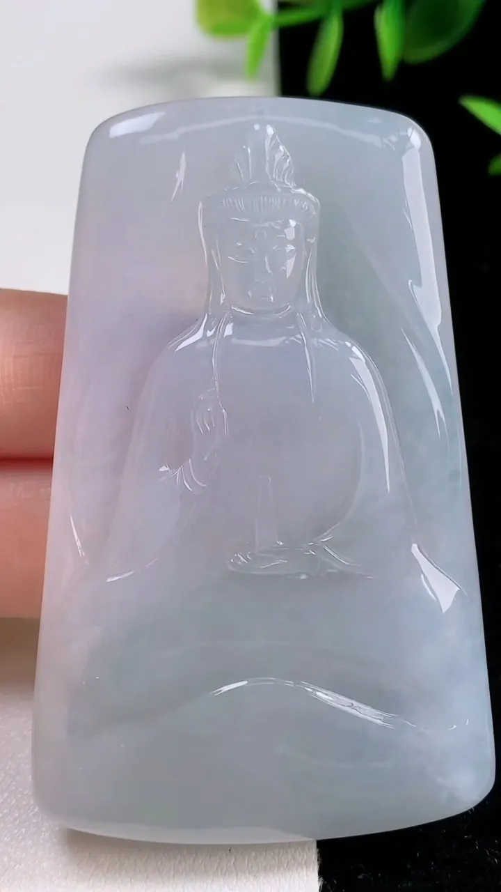 天然A货翡翠观音菩萨吊坠，尺寸67.6-42.2-4.8，重量:35.15g
9月17日