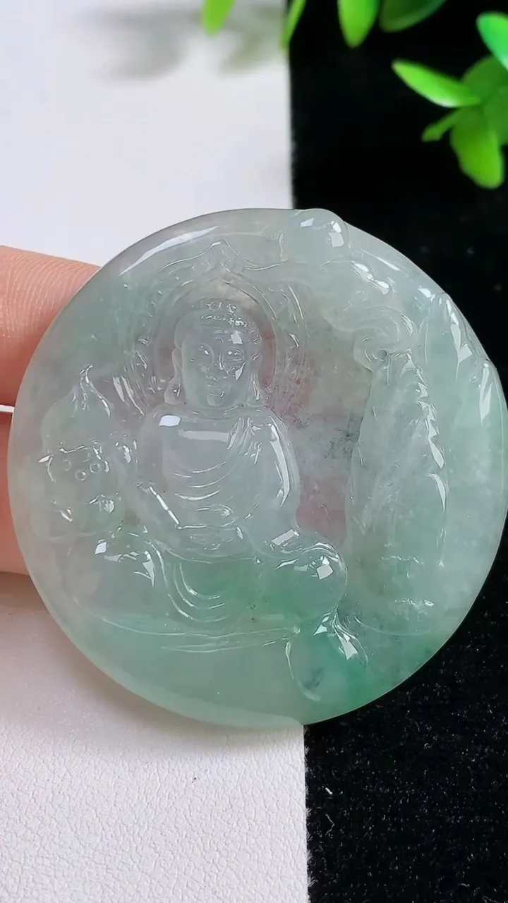 天然A货翡翠大日如来吊坠，尺寸51.6-5.6，重:30.40g
9月17日