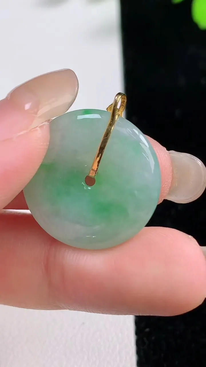 天然A货翡翠平安扣吊坠，尺寸21.6-3.8，重量:4.07g
9月17日