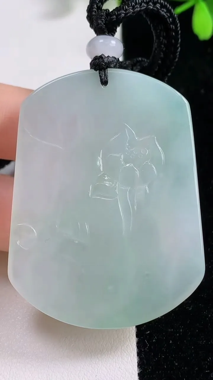 天然A货翡翠虚空藏菩萨吊坠，尺寸52.3-39.2-5，重量:29.67g
9月17日