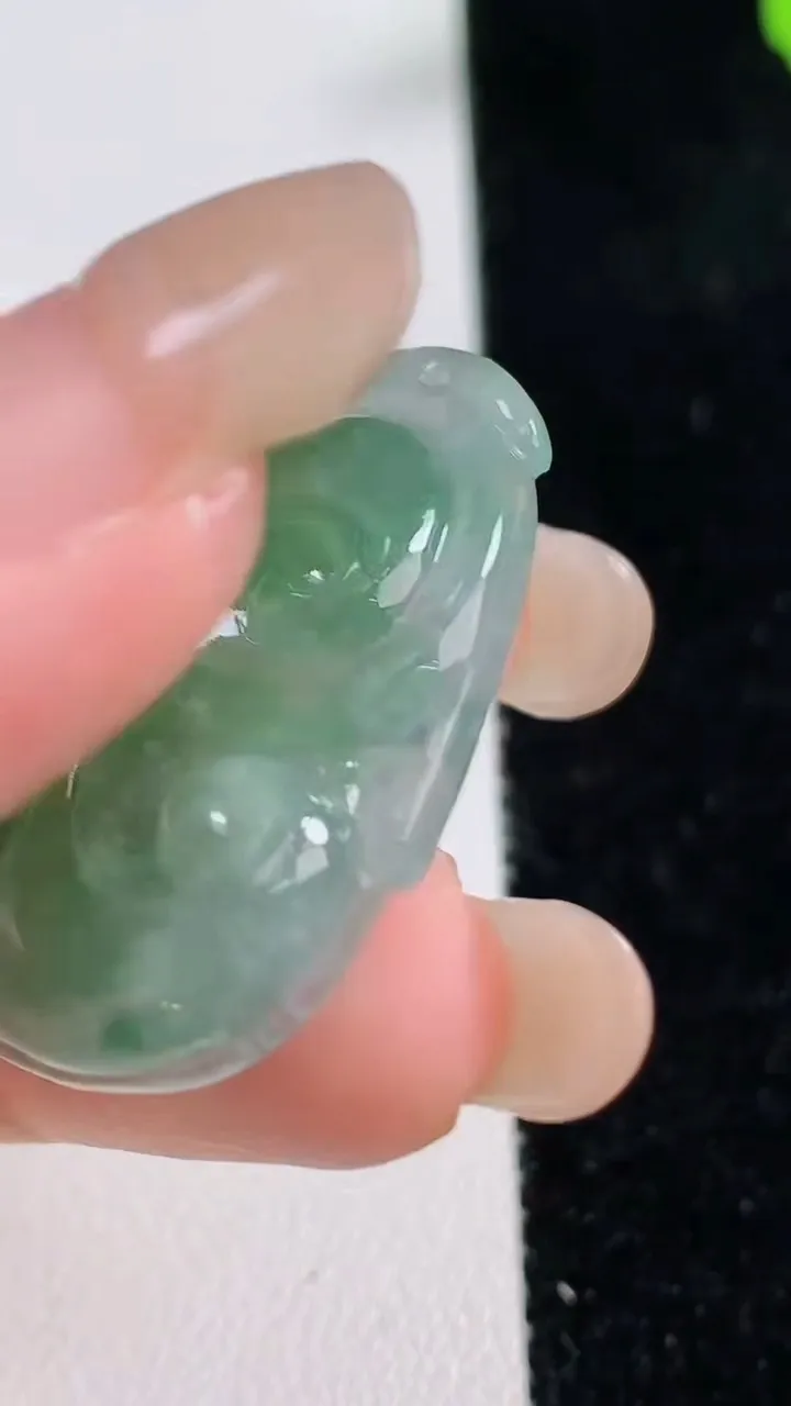 天然A货翡翠如意吊坠，尺寸33.2-21-5.7，重量:7.89g
9月17日