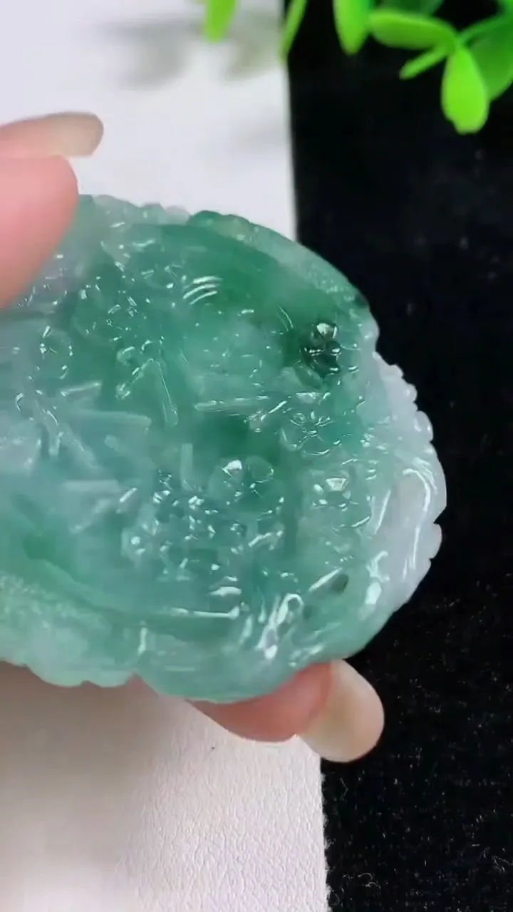 天然A货翡翠仿古山水牌吊坠，尺寸54.3-53.5-6，重量:32.52g
9月17日
