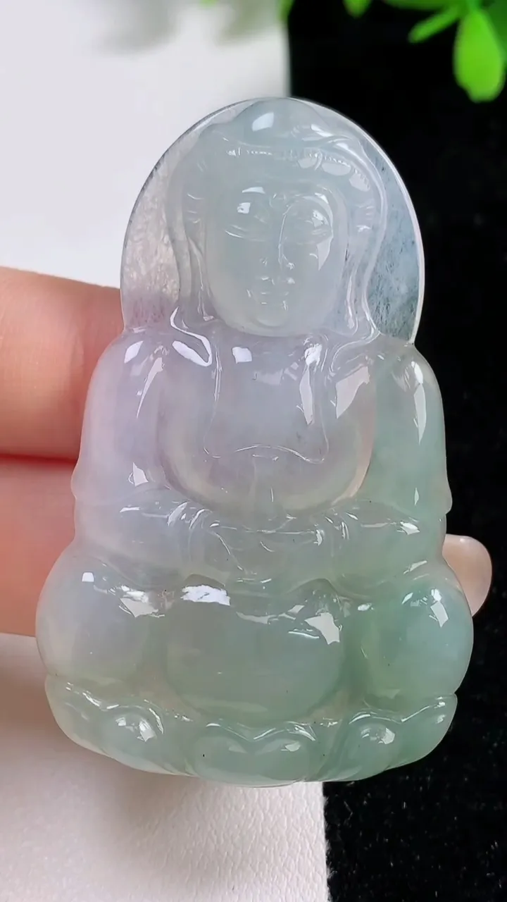 天然A货翡翠正装观音菩萨吊坠，尺寸56-35.4-4.8，重量:17.39g
9月17日