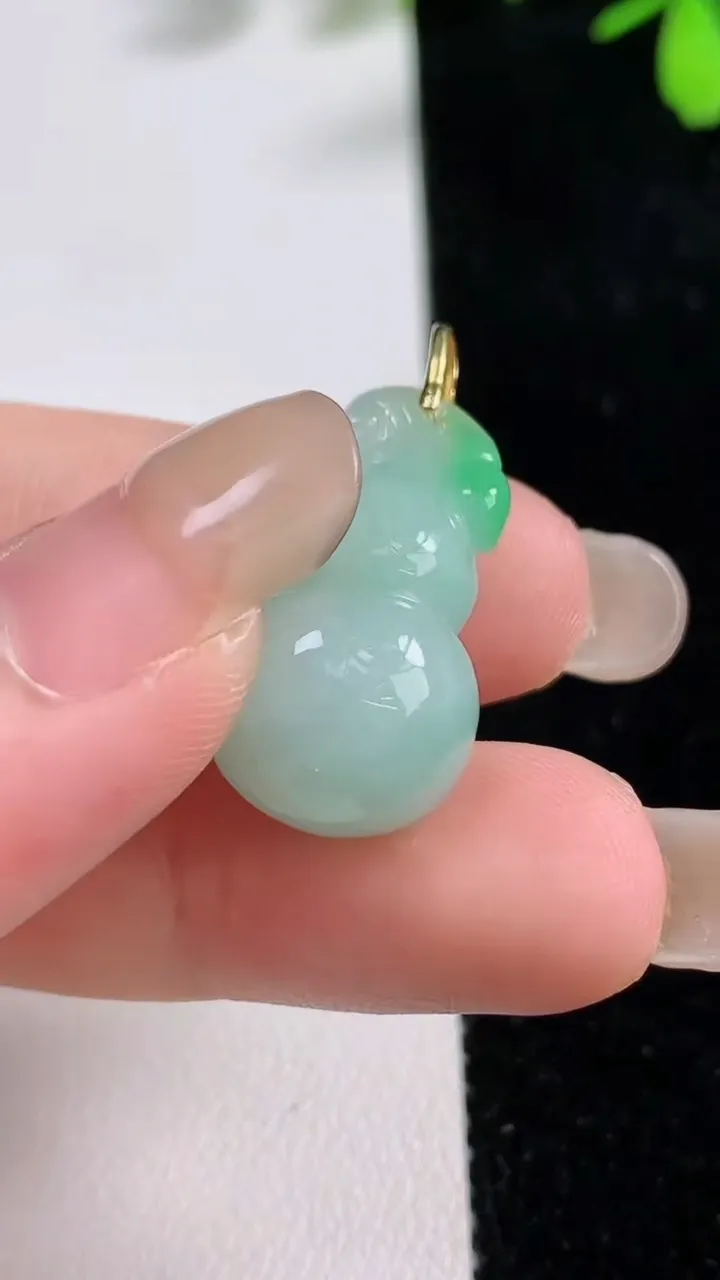 天然A货翡翠葫芦吊坠，尺寸23.8-13.3-12，重量:5.65g
9月17日
