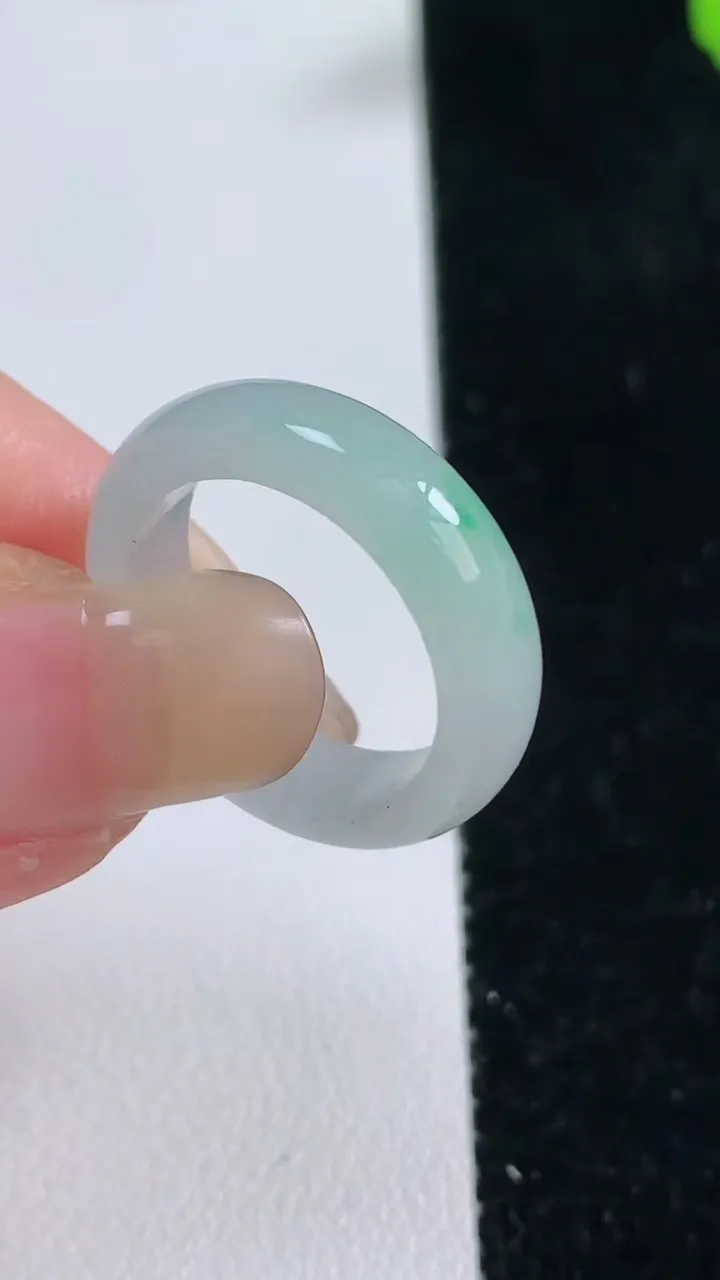 天然A货翡翠指环 戒指，尺寸17.8-5-2.7，重量:3.34g2025年9月17日
工厂直销收藏佳品,种好水足，色泽均匀，有种有色，上手高大气！