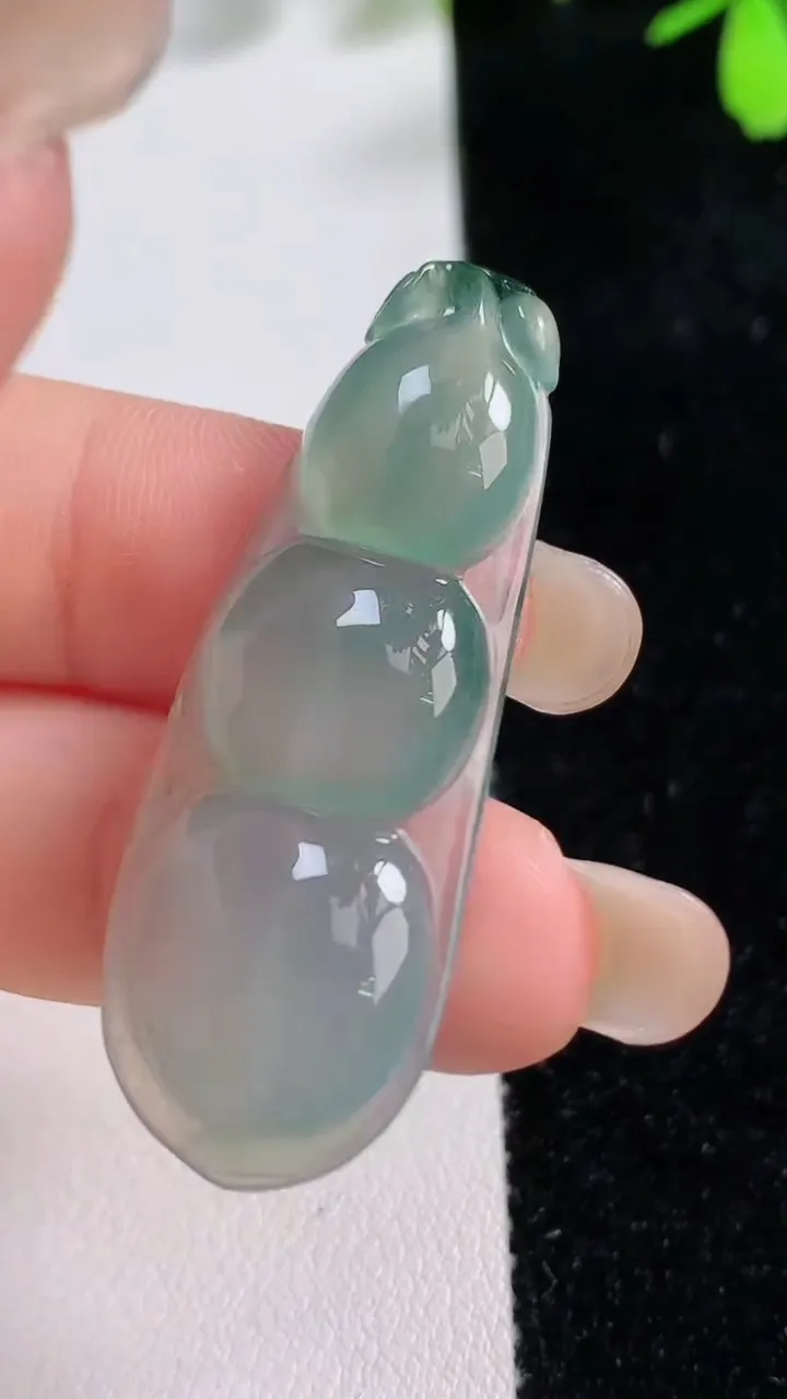 天然A货翡翠冰种飘花福豆吊坠，尺寸44.4-16-5，重量:6.00g
9月17日