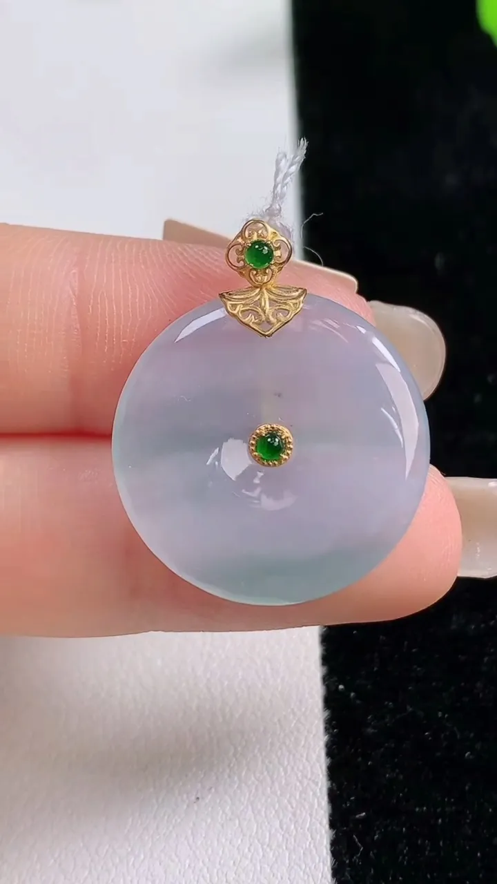 天然A货翡翠平安扣吊坠，尺寸22.5-3.5，重量:4.27g
9月17日