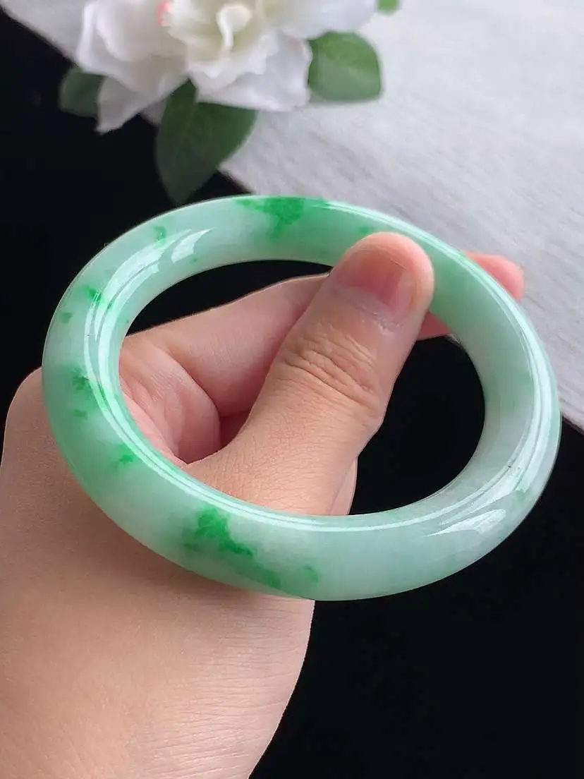 a货翡翠老坑冰种飘绿圆条手镯55-56圈口  尺寸55×10.6mm 重量61.32g 0916