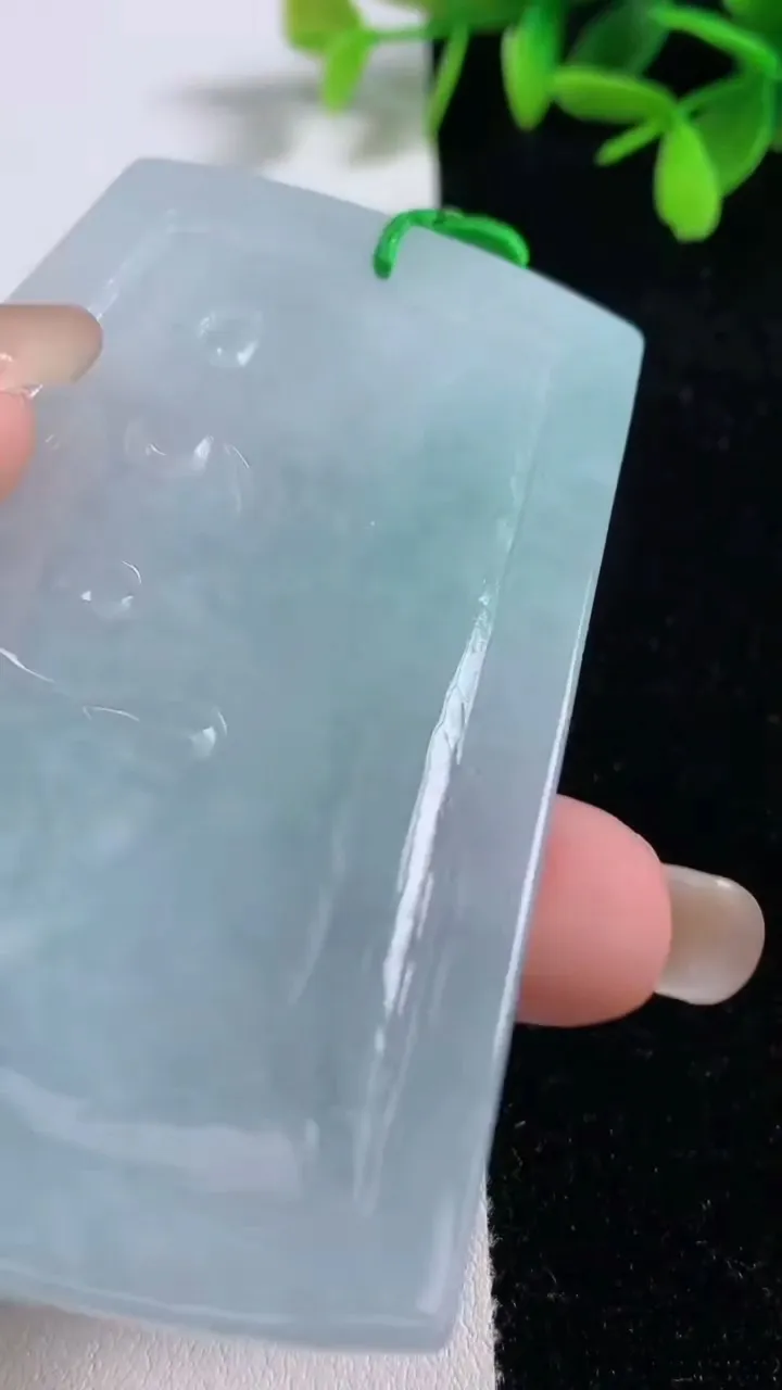 天然A货翡翠大势至观音菩萨吊坠，尺寸77-51.2-5.4，重量:50.24g
9月17日