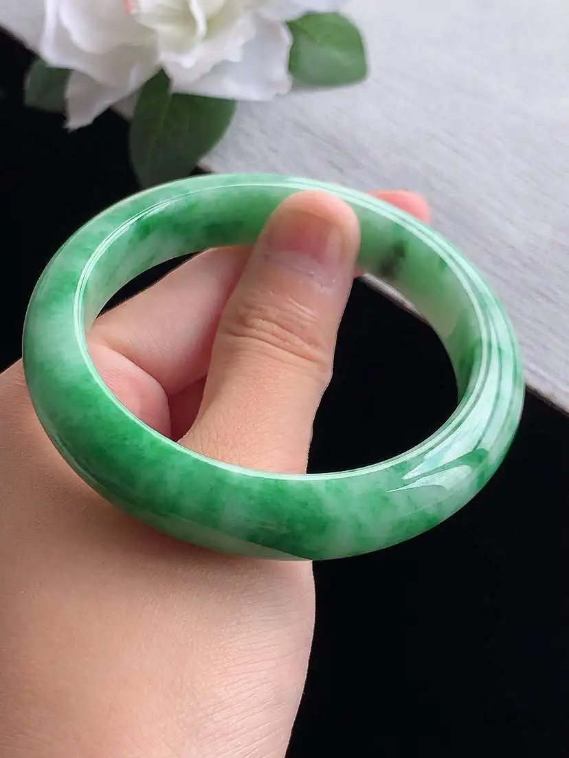 a货翡翠老坑冰润飘绿正装正圈手镯57-58圈口  尺寸57×12.4×8.5mm 重量60.32g 0916