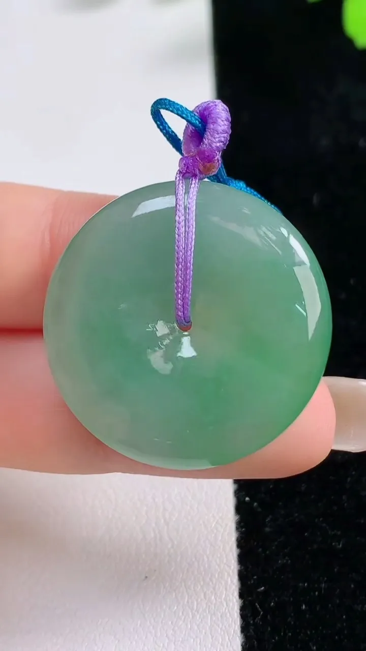 天然A货翡翠平安扣吊坠，尺寸28.6-5.4，重量:9.94g
9月17日