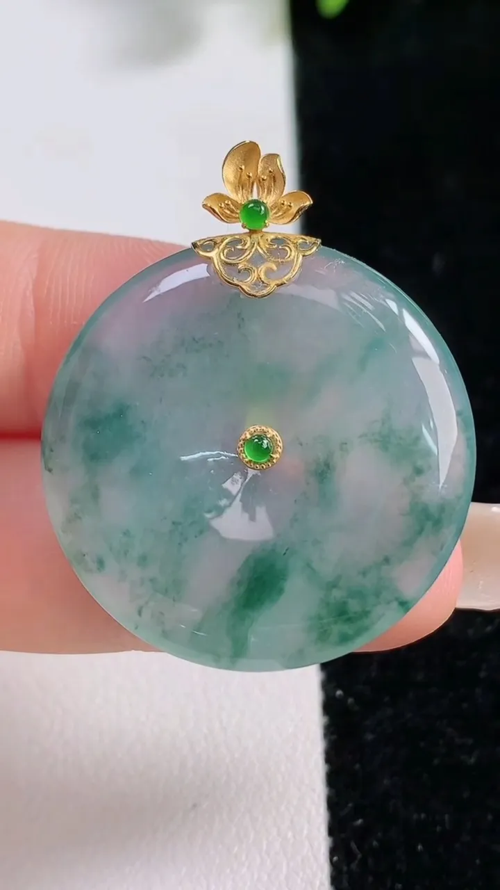 天然A货翡翠种飘花平安扣吊坠，尺寸29-4.4，重量:8.42g
9月17日