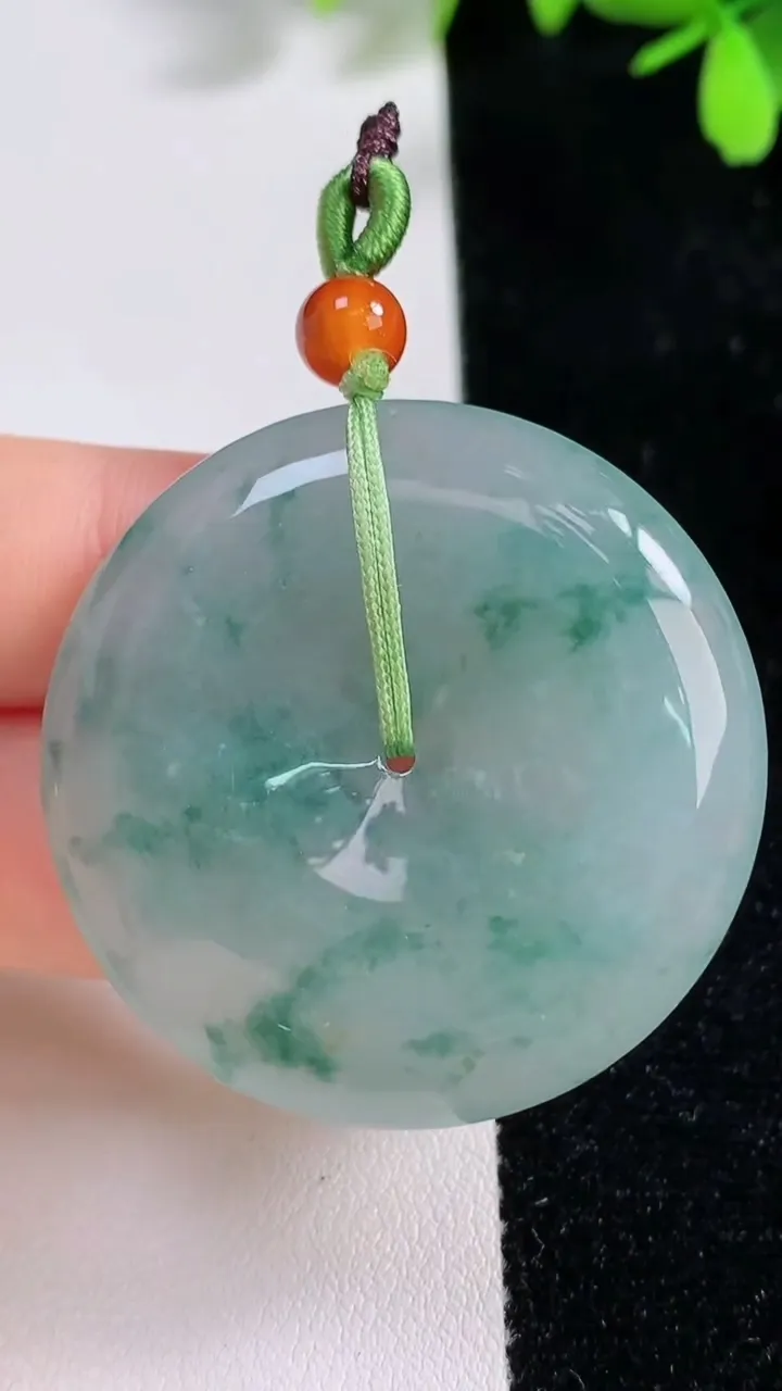 天然A货翡翠冰种飘花平安扣吊坠，尺寸38.8-6.7，重量:22.14g
9月17日