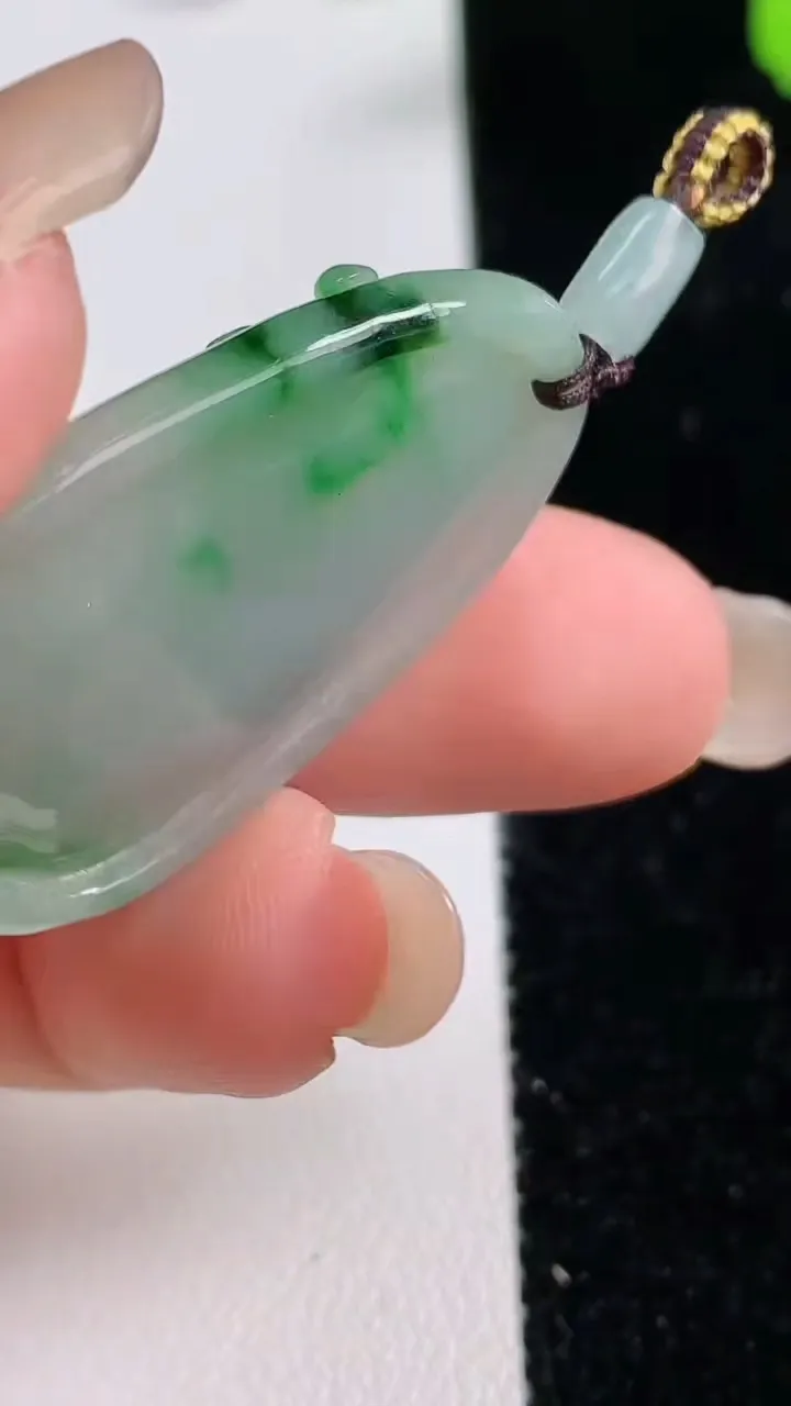 天然A货翡翠大势至观音菩萨吊坠，尺寸35-22-5.2，重量:7.69g
9月17日