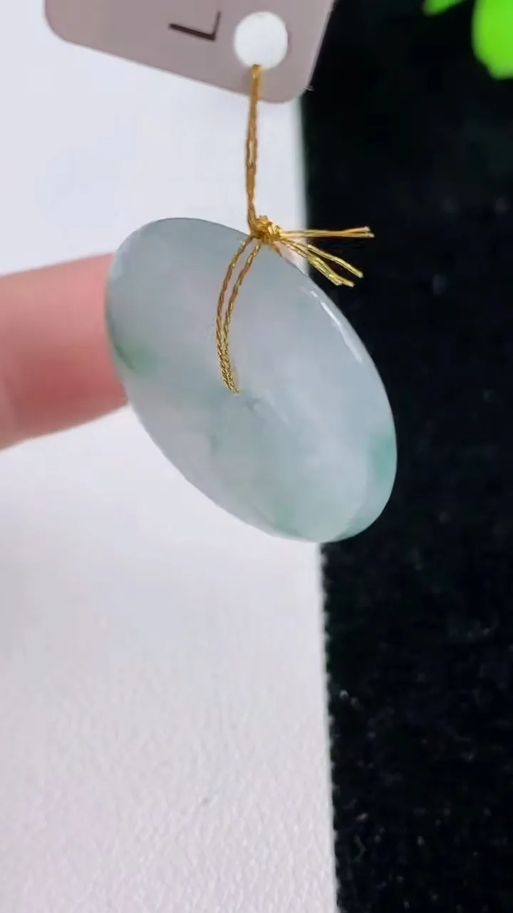 天然A货翡翠冰种飘花平安扣吊坠，尺寸25.3-5，重量:7.00g
9月17日