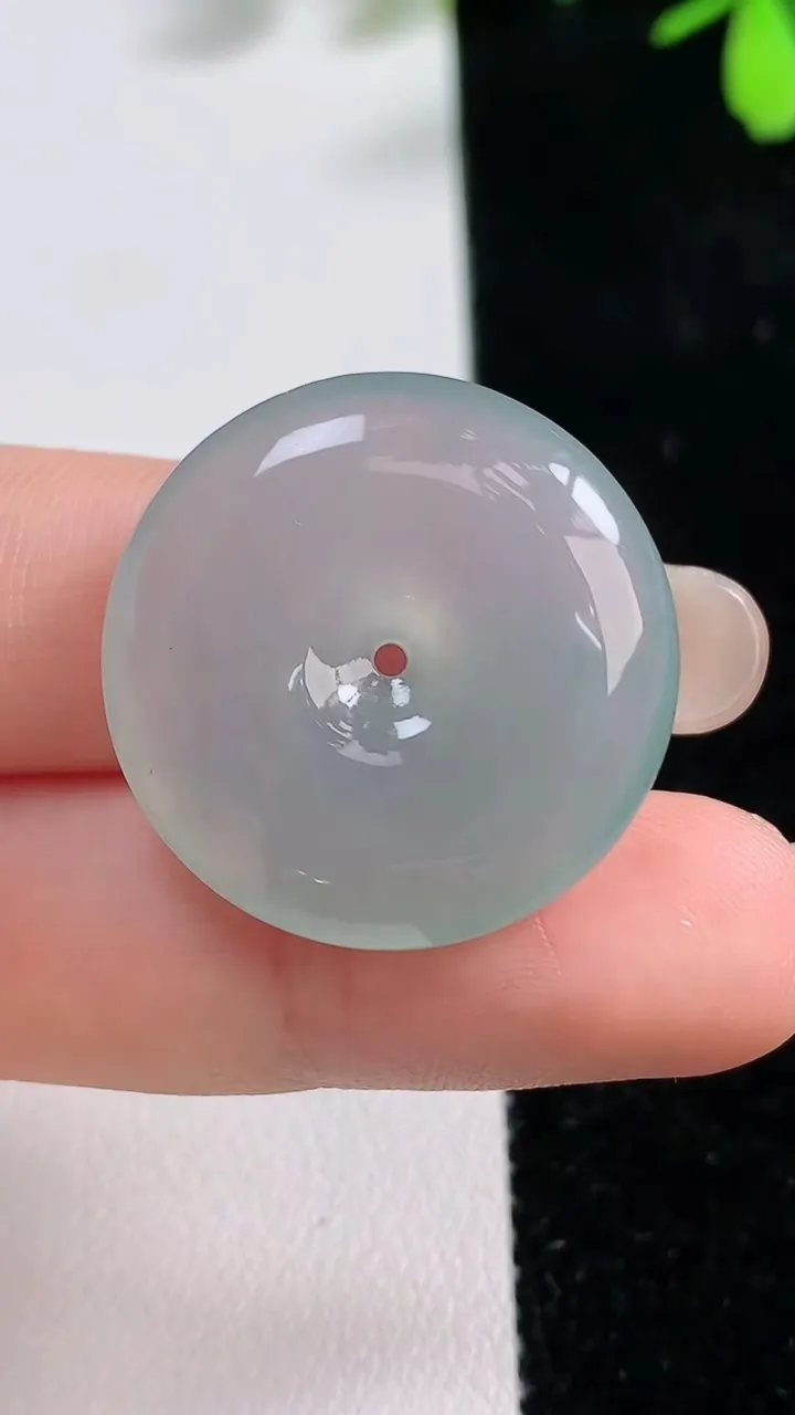 天然A货翡翠平安扣吊坠，尺寸25.5-5.7，重量:7.89g
9月17日