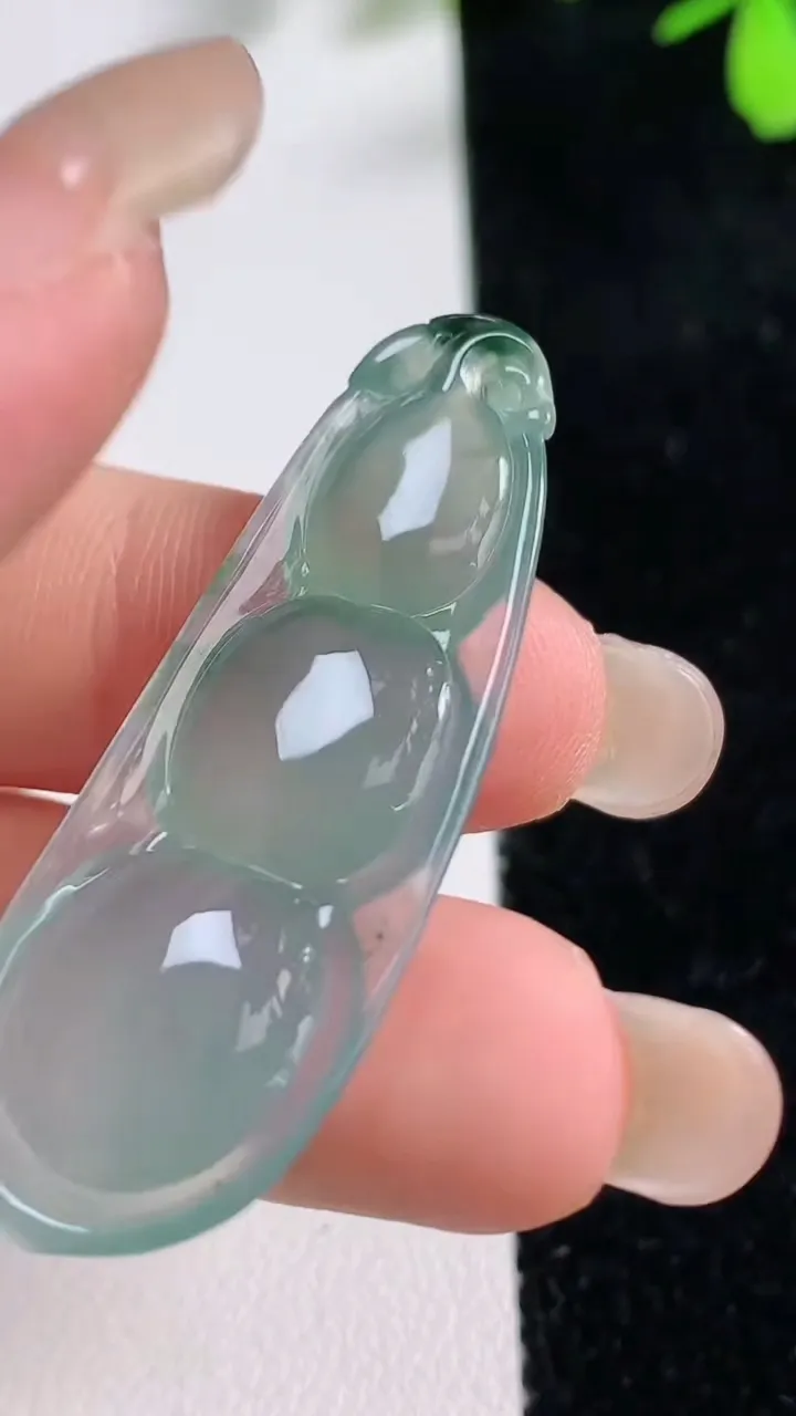 天然A货翡翠冰种飘花福豆吊坠，尺寸44.4-16-5，重量:6.00g
9月17日