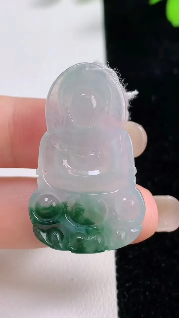 天然A货翡翠冰种飘花正装观音菩萨吊坠，尺寸37.8-22.6-4，重量:6.31g
9月17日