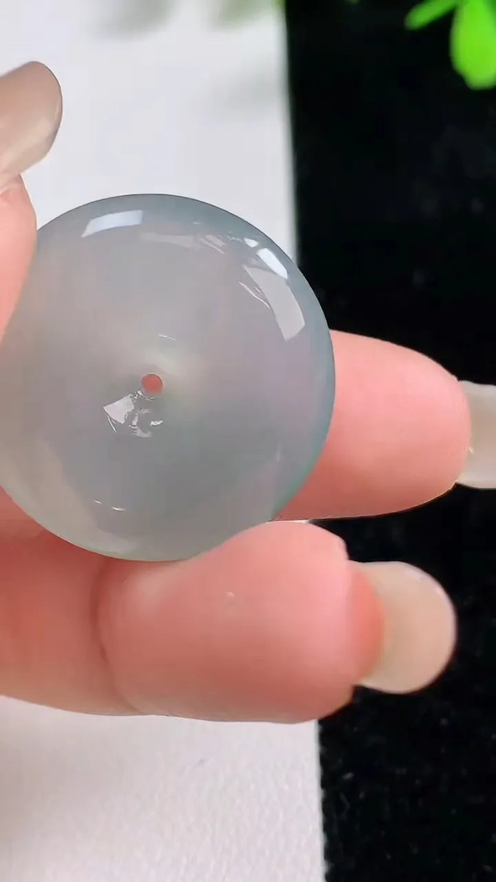 天然A货翡翠平安扣吊坠，尺寸25.5-5.7，重量:7.89g
9月17日