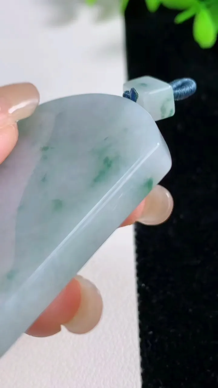 天然A货翡翠冰种飘花无事牌吊坠，尺寸53.7-39.6-5.8，重量:38.57g
9月17日